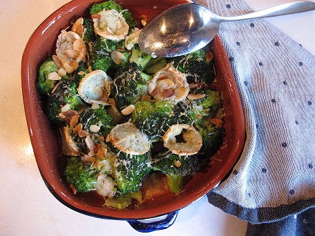 Vegatopia's tweet photo. Het Vegatopia weekmenu! Worteltortilla * Couscous met aubergines en foul medames * Broccoli met geitenkaas * Spitskoolstamppot met tempeh en pindasaus * Burgertjes van aardappel en zuurkool * Stoofpeertjes met vanillesaus * Appelcrumble met tijm en gember. https://t.co/y2oF1l57NK https://t.co/JHd2fFO840