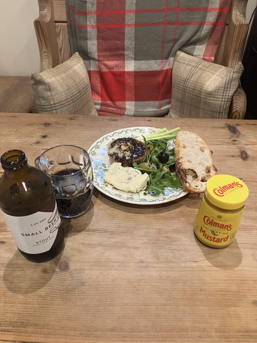 GinnyHBall's tweet image. Love these sort of lunches #Porkpie #stilton #Stout 💪😂💃💃