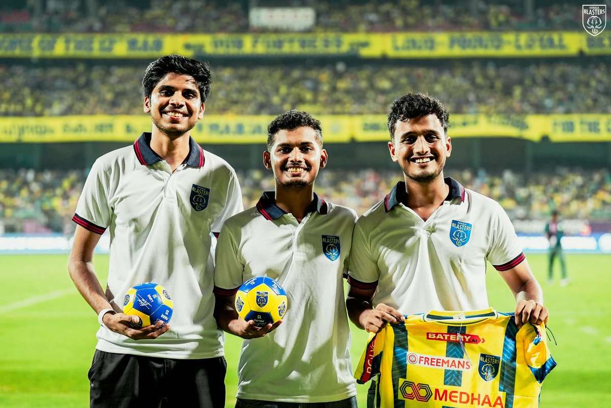KeralaBlasters's tweet image. When the competition is this good, everyone’s a winner! 😎 

Ajmal, Nadiq, and Salman gave it their all, but it was Nadiq who came out on top in the halftime challenge during #KBFCHFC 🏟️

#KBFC #KeralaBlasters