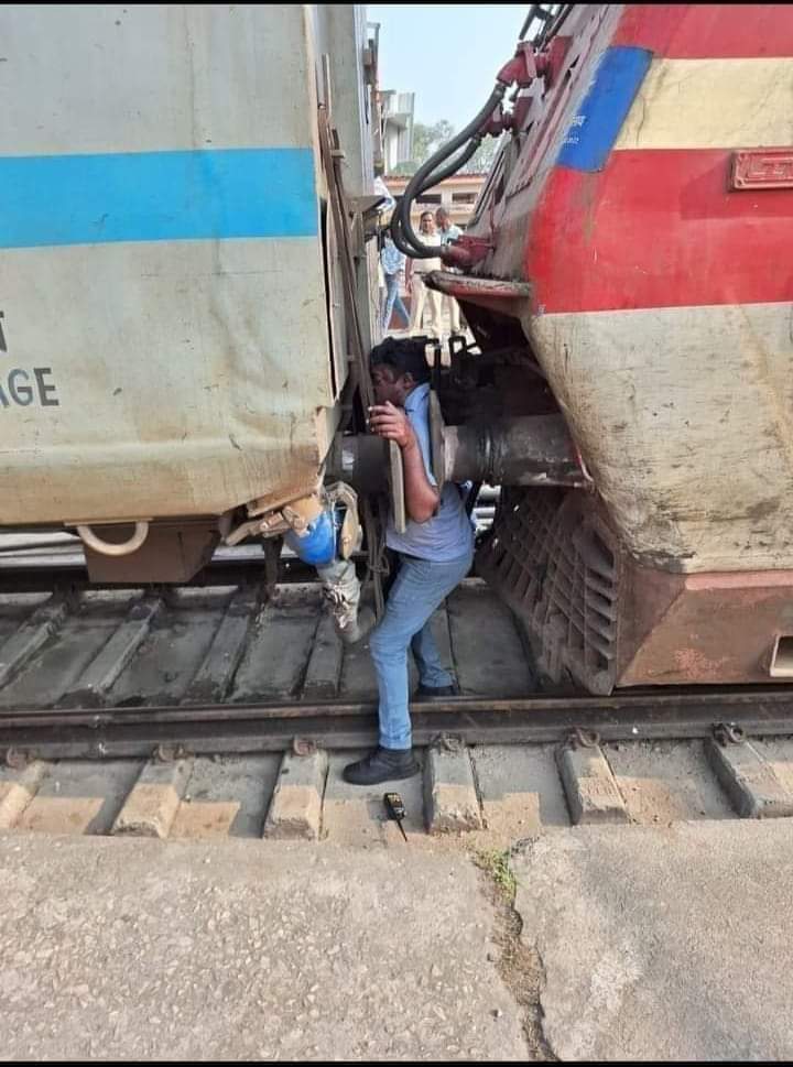 D99259939's tweet photo. Mahoday Pointsman bhi shunting krte hai unse 12 ghnte duty kraai jaa rhi h ,jisse wo mansik pratadit hai kripya rail minister se sawaal kriy.Wrna or bhi haadse ho skte hai  @aajtak @ABPNews @TheLallantop @LabourMinistry @ravishndtv https://t.co/rxMXHri8QQ