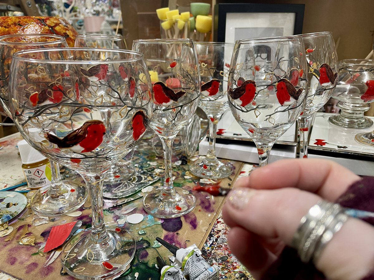 Quick snapshot of my very busy, messy desk in the studio today. Latest obsession is clearly robins 😂