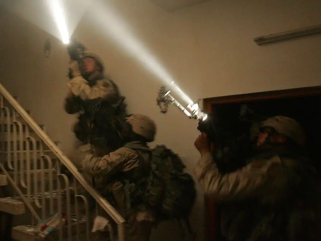 UpGoons's tweet photo. Soldiers of 2nd Battalion, 2nd Infantry Regiment, 1st Infantry Division, enter and clear a building during heavy fighting, 9 November, 2004 in the Askari District of North Eastern Fallujah.
-
#ramrods #army #infantry https://t.co/U6Eoafd6pR