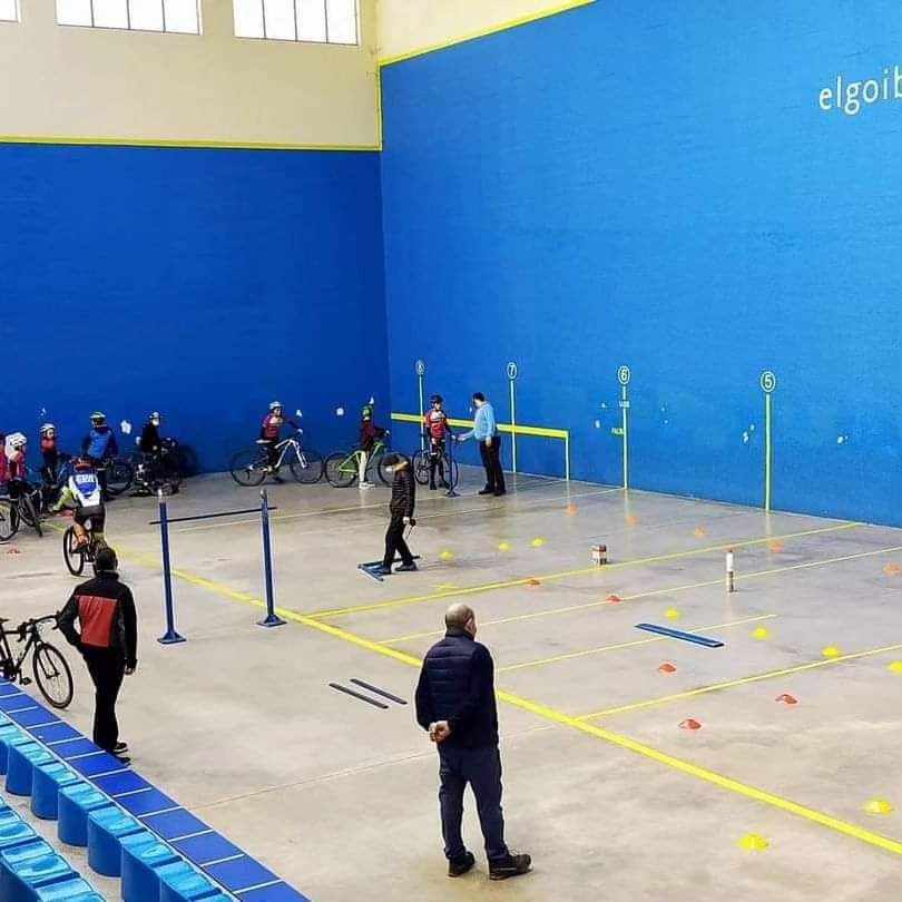 Bihar 10.30etatik 12etara Elgoibarko ikastolako frontoian izango gara ginkana eginaz. Gerturatu nahi duzuenok zuen txirrinduarekin. Gerturatu txirrindularitzaz gozatzera.💚