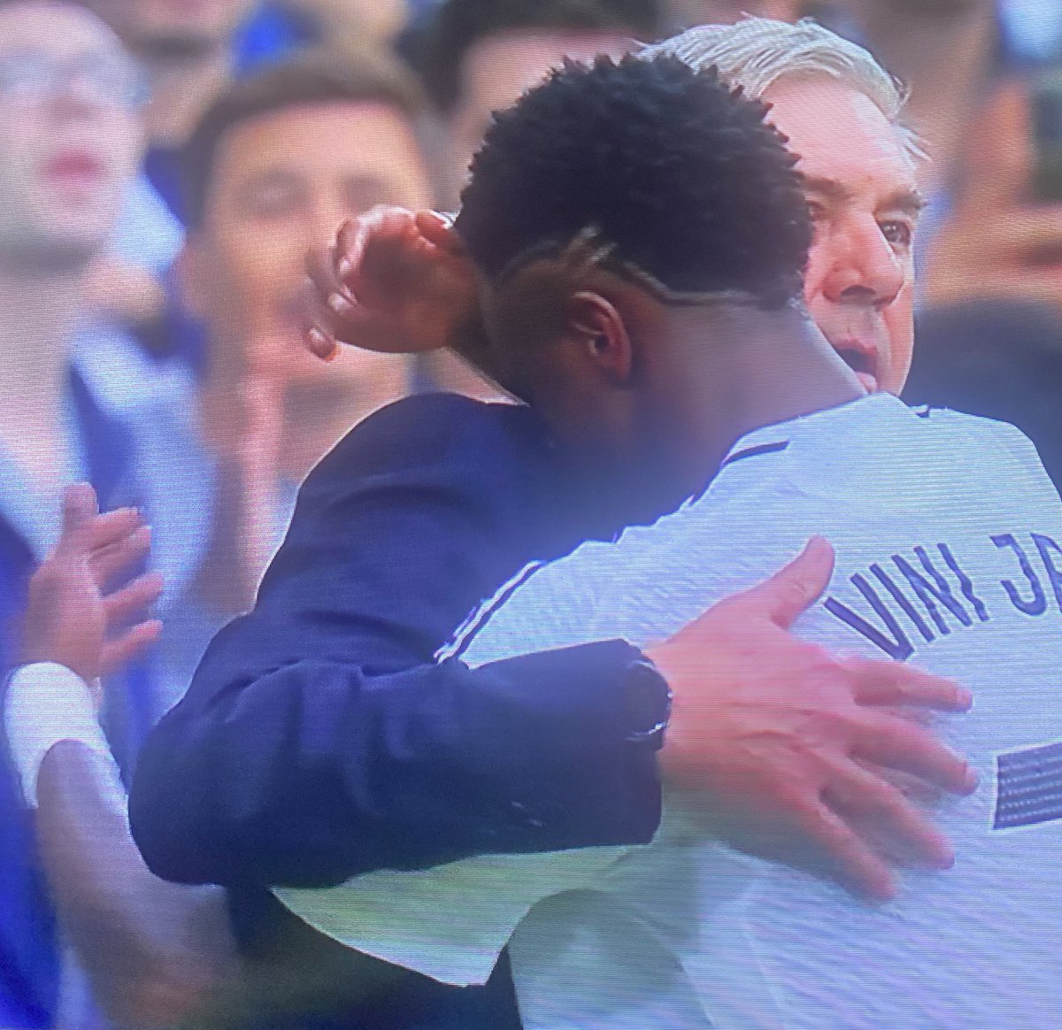 CR7Brasil's tweet photo. Ancelotti ontem: Não irei mudar a posição de Vinicius Junior, ele vai continuar no mesmo lugar

Ele conhece e sabe quem é o melhor do mundo e quem faz a diferença 

Esse abraço explica tudo. https://t.co/PfALeVEmvW