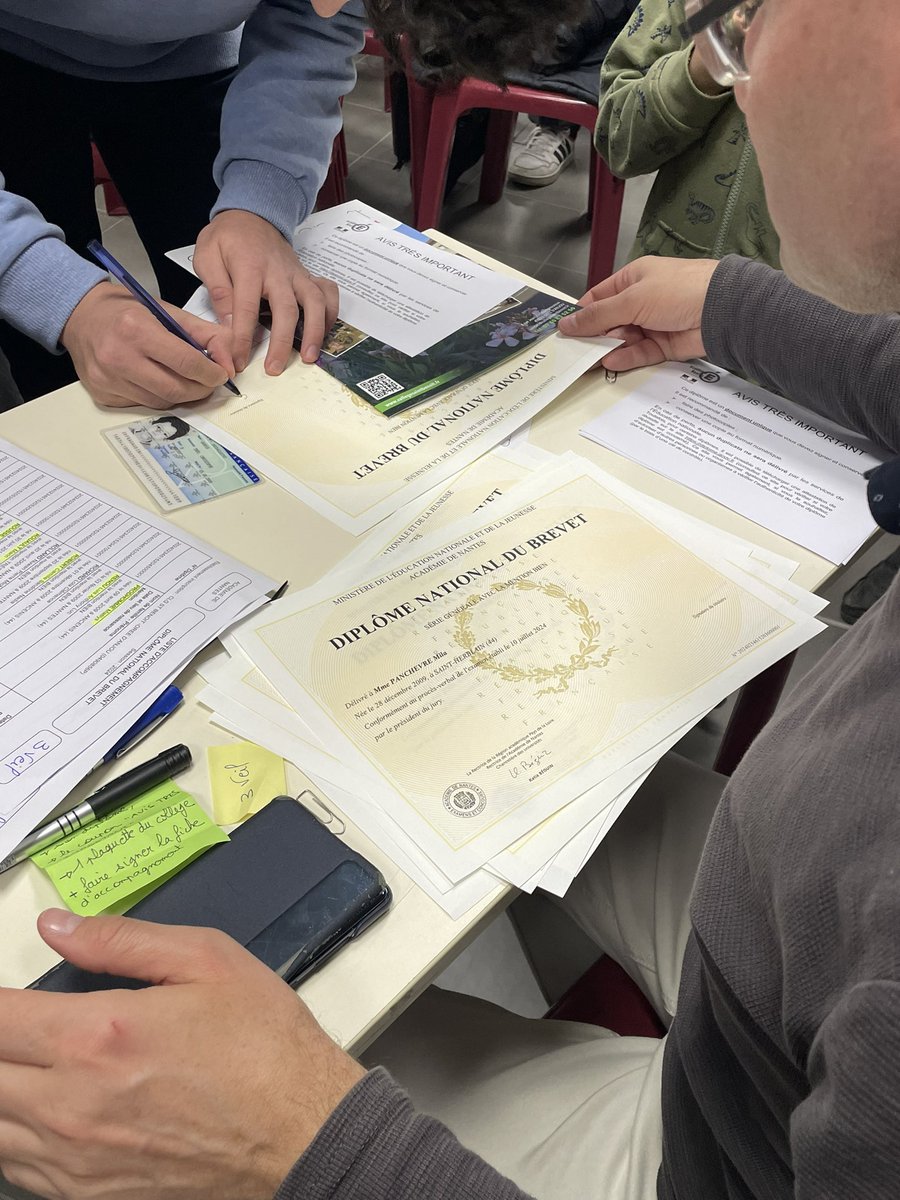 Aline BRAY (@alinebray49) on Twitter photo Fière d’être présente aux remises du diplôme du Brevet aux jeunes des collèges Pompidou en octobre et St Benoit hier. Moment de retrouvailles chargé d’émotions pr les jeunes, fierté des familles et professeurs principaux. Occasion de rappeler le lien collèges/<a href="/Maine_et_Loire/">Département Maine-et-Loire</a>. Fière d’être présente aux remises du diplôme du Brevet aux jeunes des collèges Pompidou en octobre et St Benoit hier. Moment de retrouvailles chargé d’émotions pr les jeunes, fierté des familles et professeurs principaux. Occasion de rappeler le lien collèges/<a href="/Maine_et_Loire/">Département Maine-et-Loire</a>.
