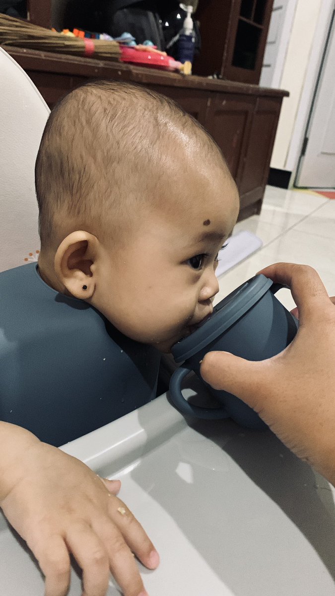 Novinda29's tweet photo. anakku cepet gede ajaaa 🤏🏻🤏🏻🤏🏻 https://t.co/mbL3uxocsA