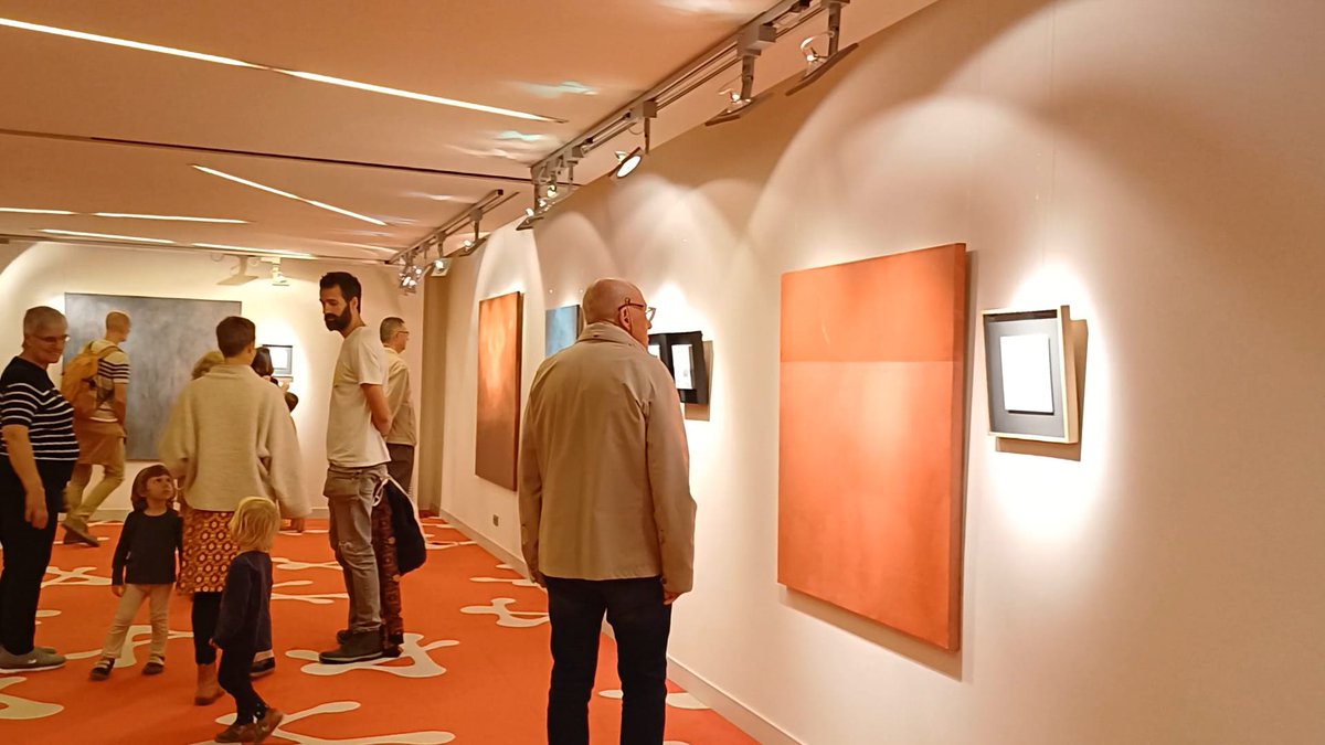 ASS_SantLluc's tweet photo. #Inaugurada l'exposició "Espais" d'Anna de Jaime al #CATEB 🗣️ 🔵
"Emergeix la forma en un límit subtil. Una forma que és passat i present, que a estava en l'origen de tot, en un espai primogènit, i que apareix o desapareix deixant el seu rastre, un vestigi, un ser” 🌫️ https://t.co/CSWnLmmBv1
