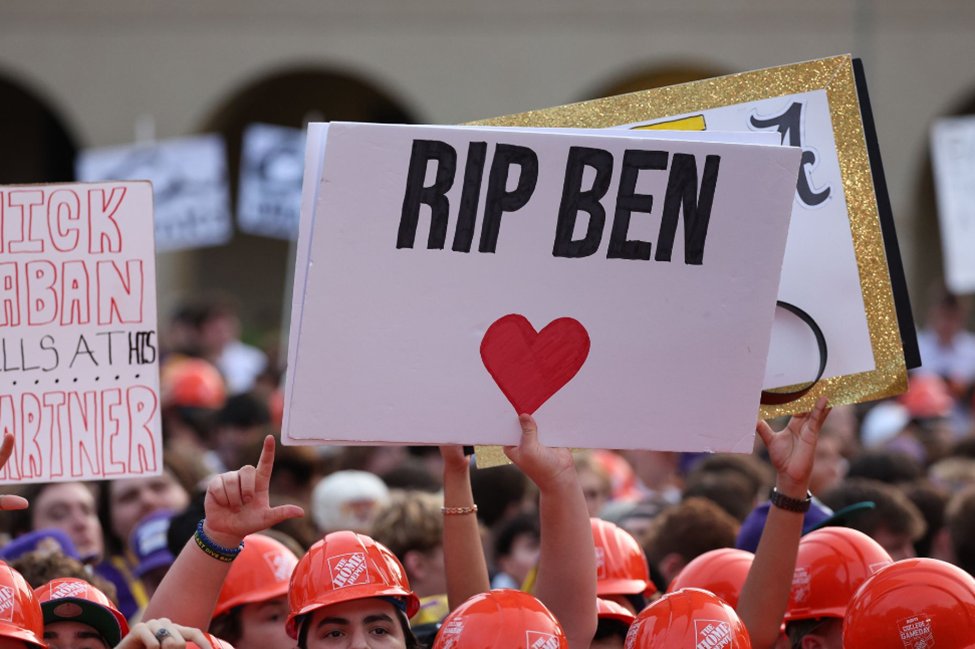 bhofheimer_espn's tweet photo. The outpouring of Ben Herbstreit tributes at today's @CollegeGameDay is really special. Some of the signs in Baton Rouge this morning at @LSU. 

📸 via @ESPNImages 🐶❤️ https://t.co/wxAFWCXqly