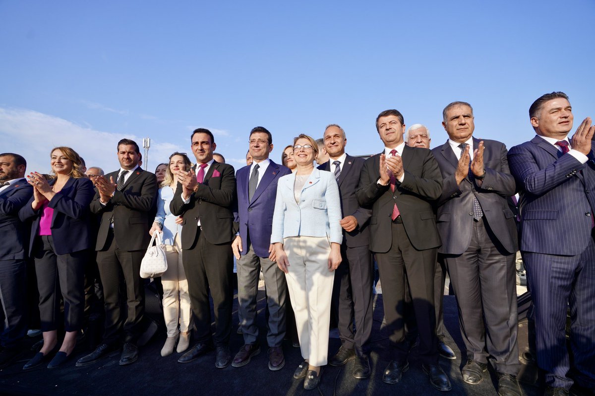 Türkiye Belediyeler Birliği yönetiminden de partizanlığı söküp attık.

TBB olarak Hatay’a destek olduk. Destek olduğumuz ilçe belediyelerinin 7’si AK Parti, 3’ü CHP, 1’i MHP, 1 tanesi de Türkiye İşçi Partisi’nden. İş makinaları, kamyonlar, itfaiye araçları… hayırlı olsun.