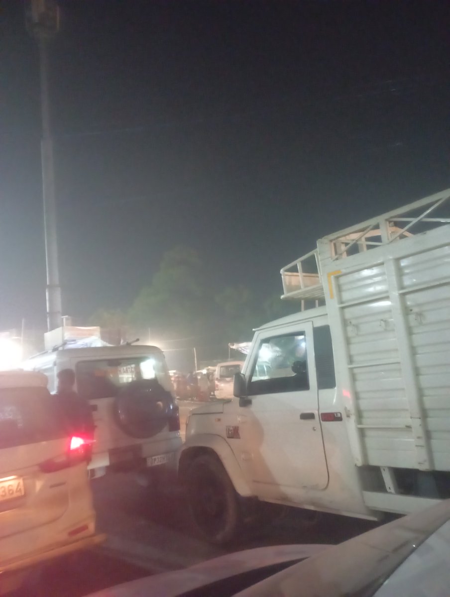mostly_sunny's tweet photo. @ayodhya_police दर्शननगर परिक्रमा चौराहे पर कुप्रबंधन चरम पर है... सारे रास्ते ब्लॉक हैं, हाइवे पर जाने के लिए 15 किमी का चक्कर लगा के पूरा बाज़ार जाना पड़ रहा है... संज्ञान लें और व्यवस्था को दुरुस्त करें... @igrangeayodhya  @CMOfficeUP @myogiadityanath https://t.co/jw4hsa0p9k