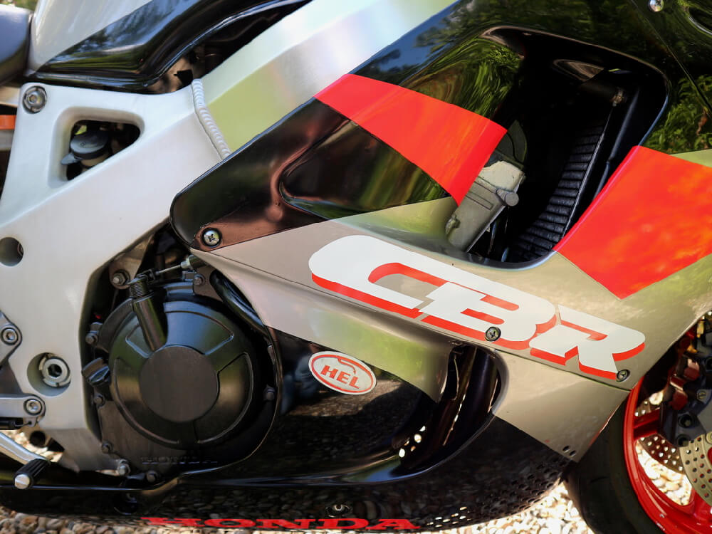 mototingle's tweet image. 1993 Honda CBR Fireblade in USA Colour scheme, Micron exhaust for that classic high performance sound #SC28