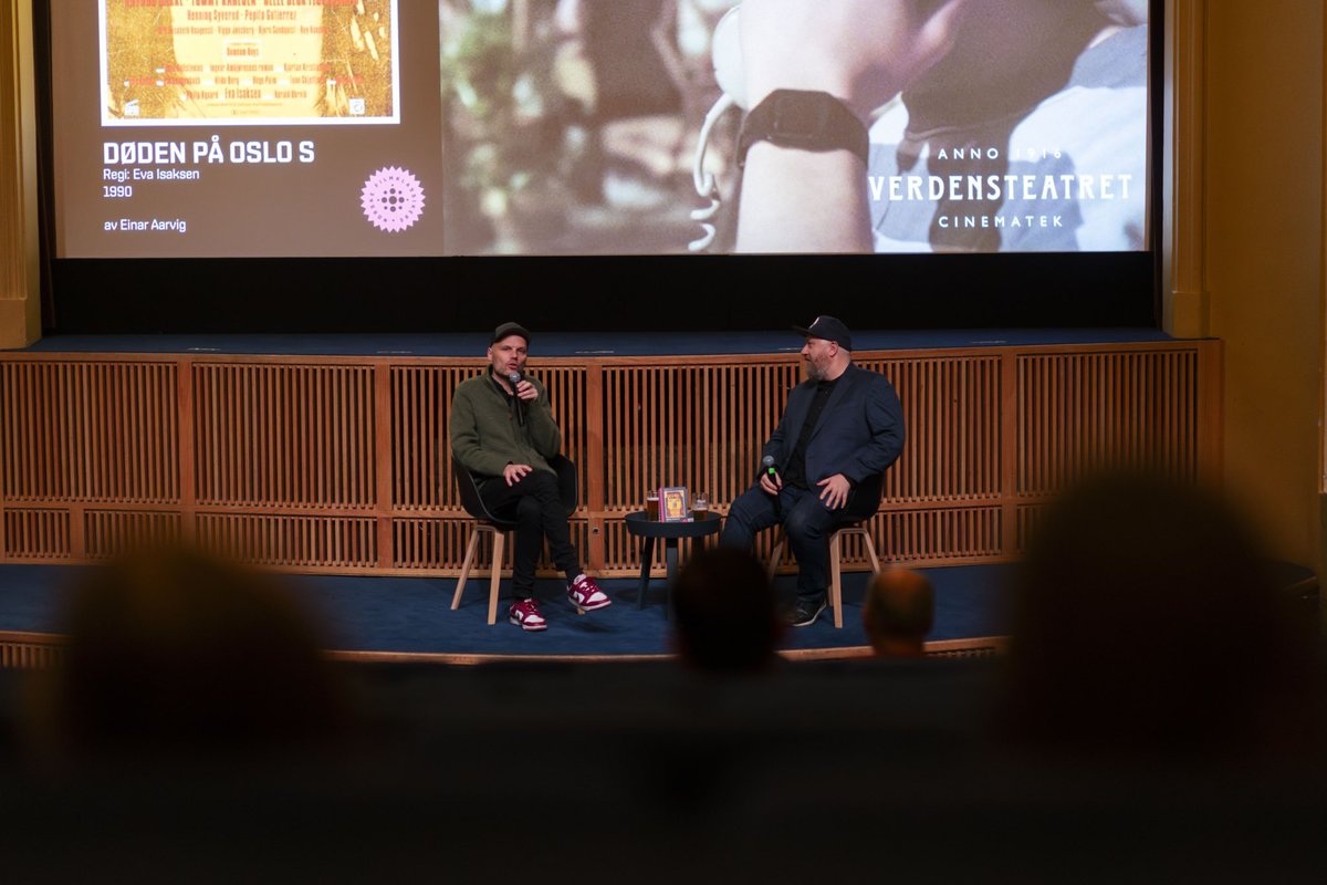 Takk til alle som kom på spesialvisningen av Døden på Oslo S og den påfølgende samtalen med Einar Aarvig, som har skrevet bok om filmen. 📕 Filmen er nyrestaurert for Norske Filmklassikere og har aldri sett bedre ut! 🤩 Vi viser den igjen søndag og onsdag kveld! 📸: Mats Gangvik