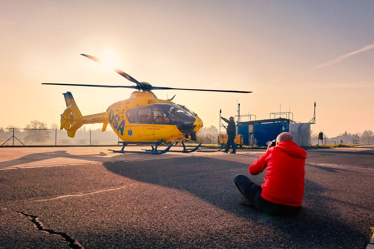 Při focení na záchrance se snažím být neviditelný. Na mnoha fotkách tedy logicky nejsem...
Za fotku díky tiskové mluvčí Lucie Hanušová <a href="/zzskhk/">ZZS KHK</a>