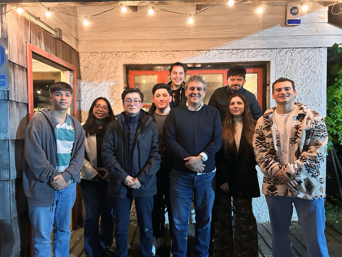 Cerramos la jornada del viernes con una grata conversación con estudiantes de la educación superior en #PuertoMontt. Porque son el futuro, pero también parte relevante del presente, los jóvenes tienen mucho que aportar con su visión para que, entre todos, llevemos a nuestra