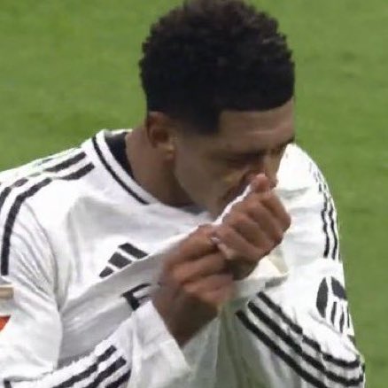 ⚪️🏴󠁧󠁢󠁥󠁮󠁧󠁿 First goal of the season for Jude Bellingham who kisses the badge of Real Madrid.