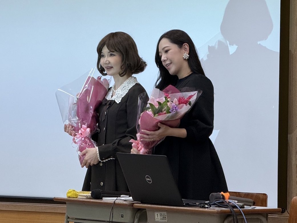 愛国学園撫子祭講演会
無事終わりました✨
稲﨑エマさんの美しいお声に終始癒され助けられました🙏💖お越し下さった皆様、有難うございました。撫子祭は10日まで🌹
私も明日も用もないのに(生徒達と遊びたいだけ?😅)再び参ります。15時まで303号室で原画展の番してるので皆さん是非いらしてね😙💖