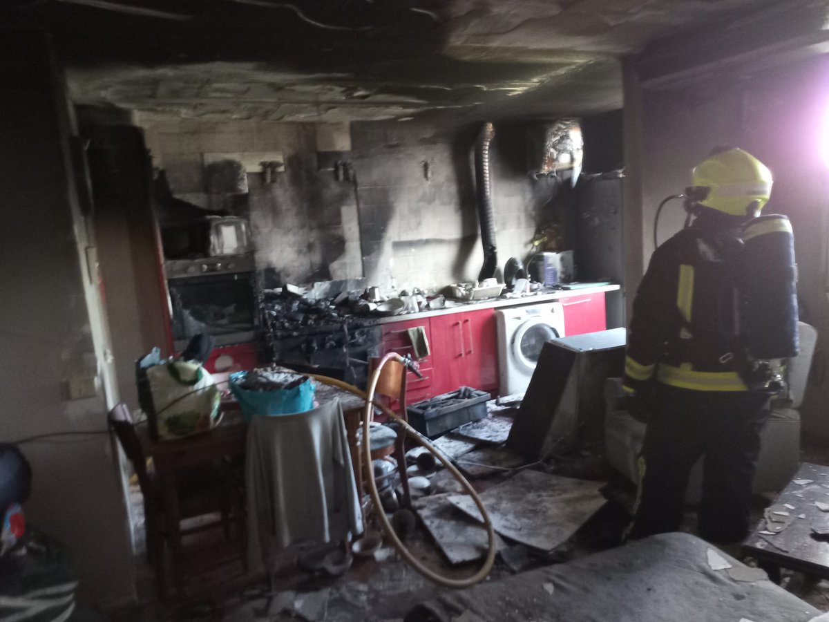 ↪️ #bomberossbt actúan en un incendio 🔥 en vivienda del Cast. del Romeral.

↪️ Indicios de originarse en la cocina.

↪️ Sin daños personales, lamentar la pérdida de una mascota.

Colabora
#policialocalsbt 
<a href="/policianacional/">Policía Nacional</a>
#suc

#maspalomas➕️segura 
maspalomas.com