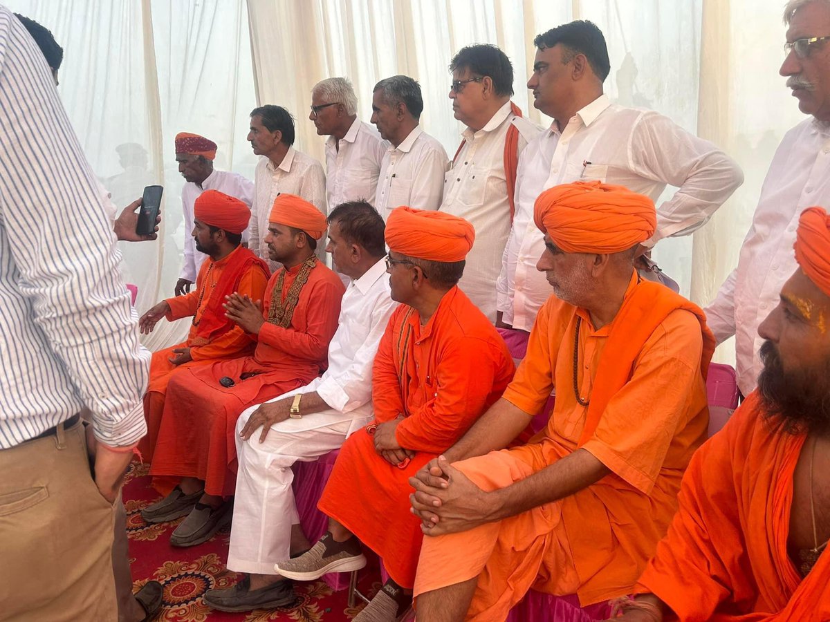 आदरणीय मुख्यमंत्री जी ने बीकानेर ज़िला प्रशासन और सोलर कंपनी को निर्देश जारी किए है जब तक  माँग पर निर्णय नहीं हो एक भी पेड़ नहीं कटे ये सूनिश्चित करे 
आदरणीय मुख्यमंत्री जी ठोस आश्वासन के बाद  के सन्तों ने समझाइस के बाद धरने स्थगित करने का निर्णय लिया <a href="/RajCMO/">CMO Rajasthan</a> <a href="/BhajanlalBjp/">Bhajanlal Sharma</a>