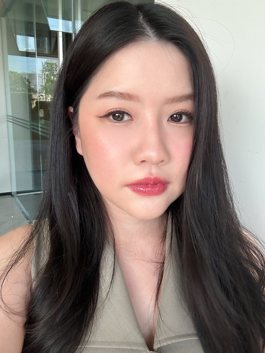 ไปเรียนแต่งหน้ามา ได้ทริคแต่งหน้ามาเยอะมาก เป็นลุคที่สามารถปรับใช้ในชีวิตประจำวันได้เลย คนถามมาเยอะ มาแชร์ทริคแต่งหน้าที่ไปเรียนลุคนี้มาในเธรดนี้