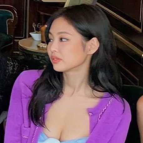 Jennie perfect side profile, a thread;