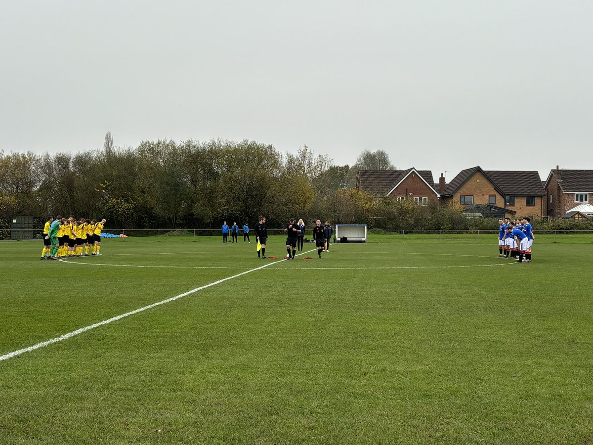 🔵🔴🟡 | Both teams observing a perfect minutes silence #LestWeForget