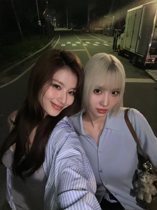 godmitzu's tweet photo. SANA AND MOMO OH MY GOD https://t.co/VrRWd7DZTw