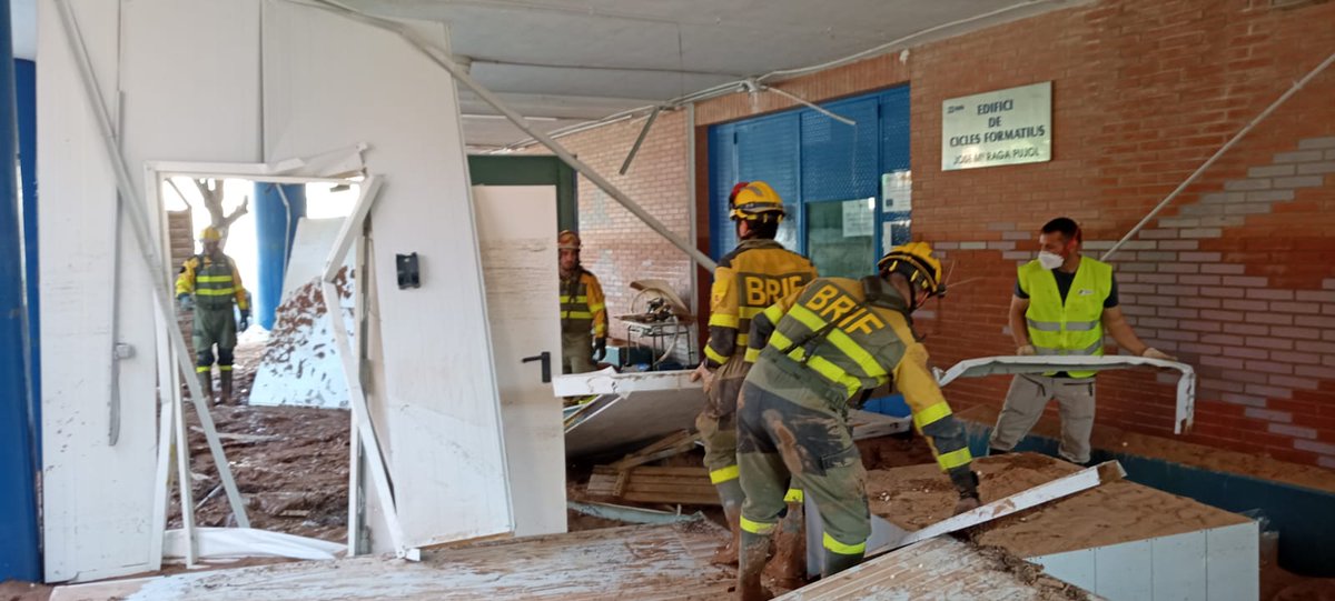 AT_Brif's tweet image. La @BrifLaza se afana en limpiar el I.E.S. 25 D'Abril en la localidad de #Alfafar ayudados por una máquina, como muestran las imágenes 🎥👇