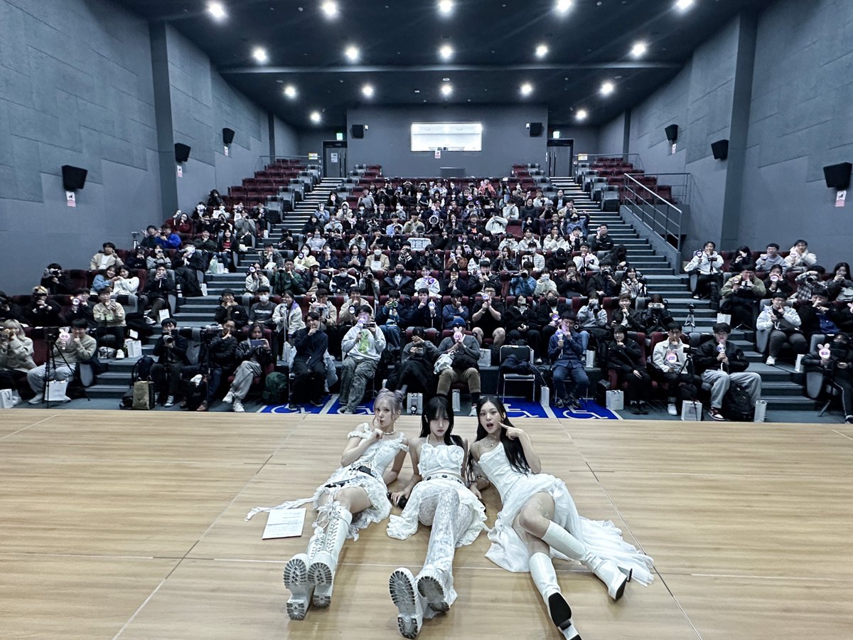 [#VIVId_dayZ] 📸

241109 쇼! 음악중심 &amp; 미니 팬미팅 &amp; 팬사인회 완료✨

24시간의 모든 시간을 나비와 함께한 오늘 추억 적립➕ 서로 사랑하는 마음 우리 변치 마요💝

#VIVIZ #비비지
#EUNHA #은하 
#SINB #신비
#UMJI #엄지
#VOYAGE #Shhh!
