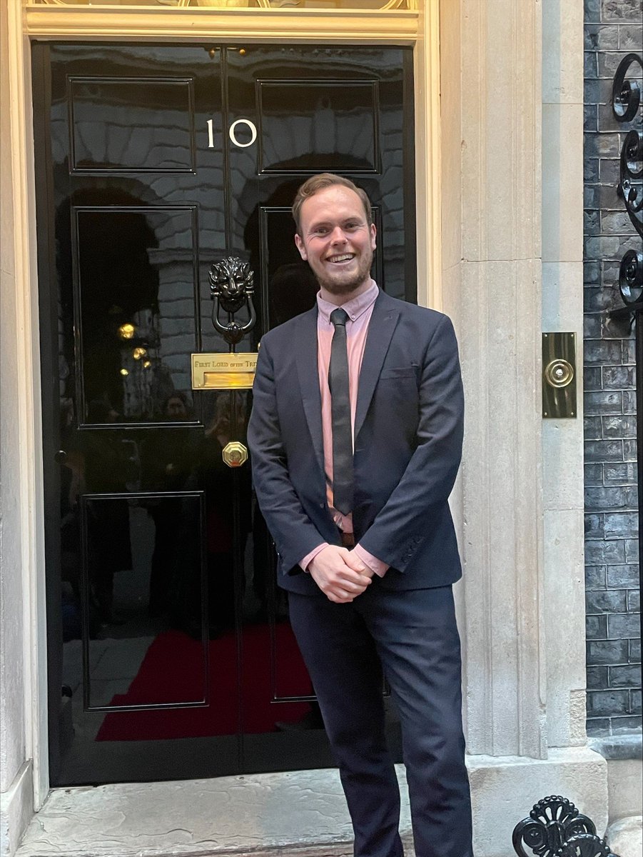 Mr Dunn represented the teaching profession at No 10, Downing Street this week. He had the opportunity to speak with Bridget Phillipson, Secretary of State for Education &amp; Prime Minister, Keir Starmer <a href="/bphillipsonMP/">Bridget Phillipson</a> <a href="/Keir_Starmer/">Keir Starmer</a> &amp; met Larry, the No 10 cat! #TeamLawnswood