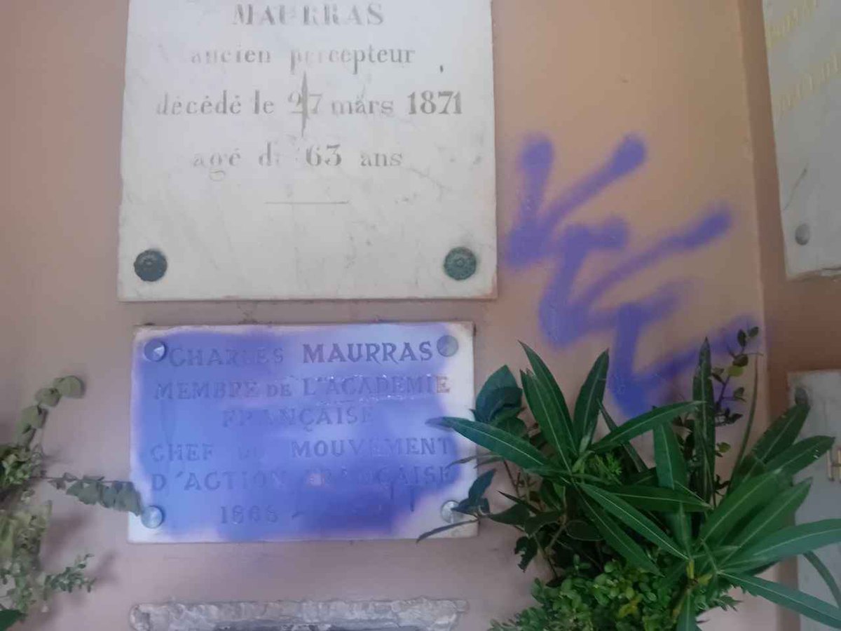 actionfrancaise's tweet photo. Ce matin, lors de l’hommage de l’AF, nous avons découvert la dégradation par des tags de la tombe de Maurras.

Cet acte méprisable commis par des racailles est une insulte qui ne doit pas rester impunie.

Nous n’aurons jamais honte ni de qui nous sommes ni de nos maîtres ! https://t.co/Or7DJBEwzx