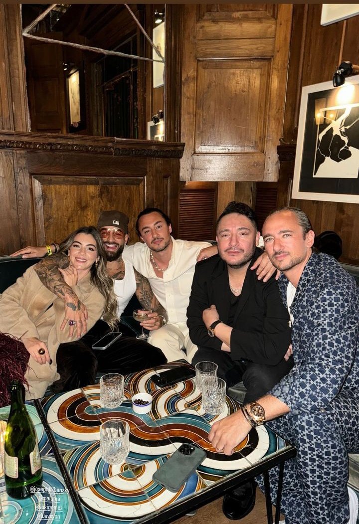 Maluma y Susana Gómez, junto a amigos, anoche en Barcelona. 🇪🇸