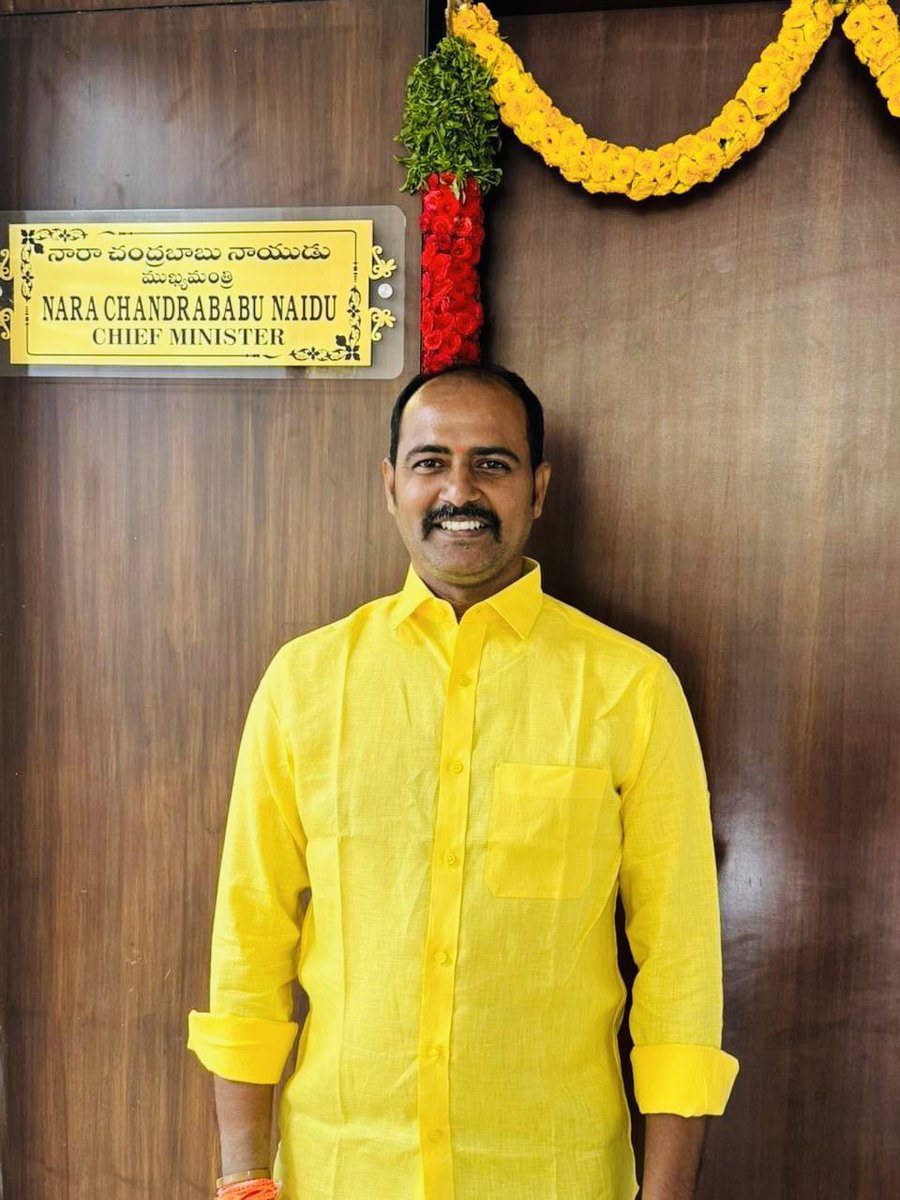 SPChanumolu's tweet photo. Bangalore TDP Forum స్థాపించి, పార్టీ కోసం ఉద్యోగం వదిలేసి, 11 ఏళ్లుగా వేలాది మందిని కార్యక్రమాల్లో భాగస్వాములను చేస్తూ, వందలాది మంది నాయకులను తయారుచేసిన @V_kanakamedala కు ఏమి న్యాయం చేయబోతున్నారు ?
Justice for Veera garu 

@naralokesh 
@ncbn 
@JaiTDP https://t.co/5xpiPTwfil