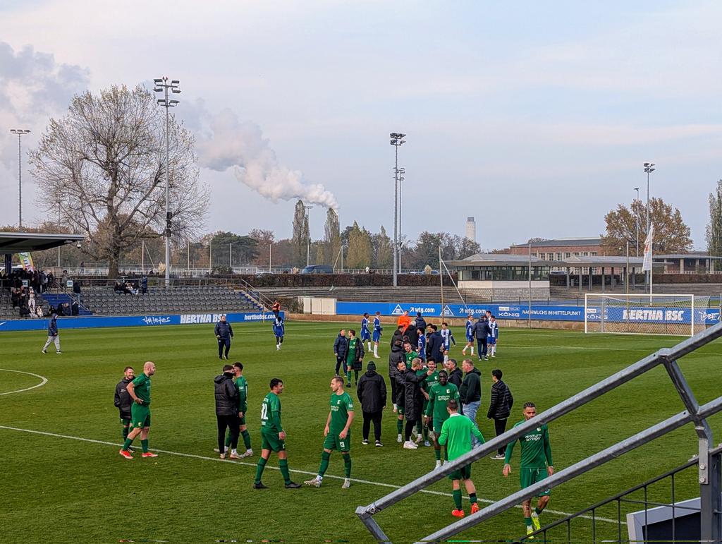 Chemie – hat heute Mauern eingerissen. Das erste Spiel seit langem, das mich richtig mitgenommen hat. Weil wir unbedingt gewinnen wollten, das Spiel gedreht haben und völlig verdient drei Punkte aus Berlin mitnehmen. #BSCBSG