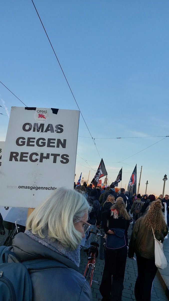 Auch in Dresden demonstrieren heute einige Hundert organisiert von <a href="/OMASGEGENRECHTS/">OMAS GEGEN RECHTS</a> gegen die Gespräche mit der AfD #dd0911