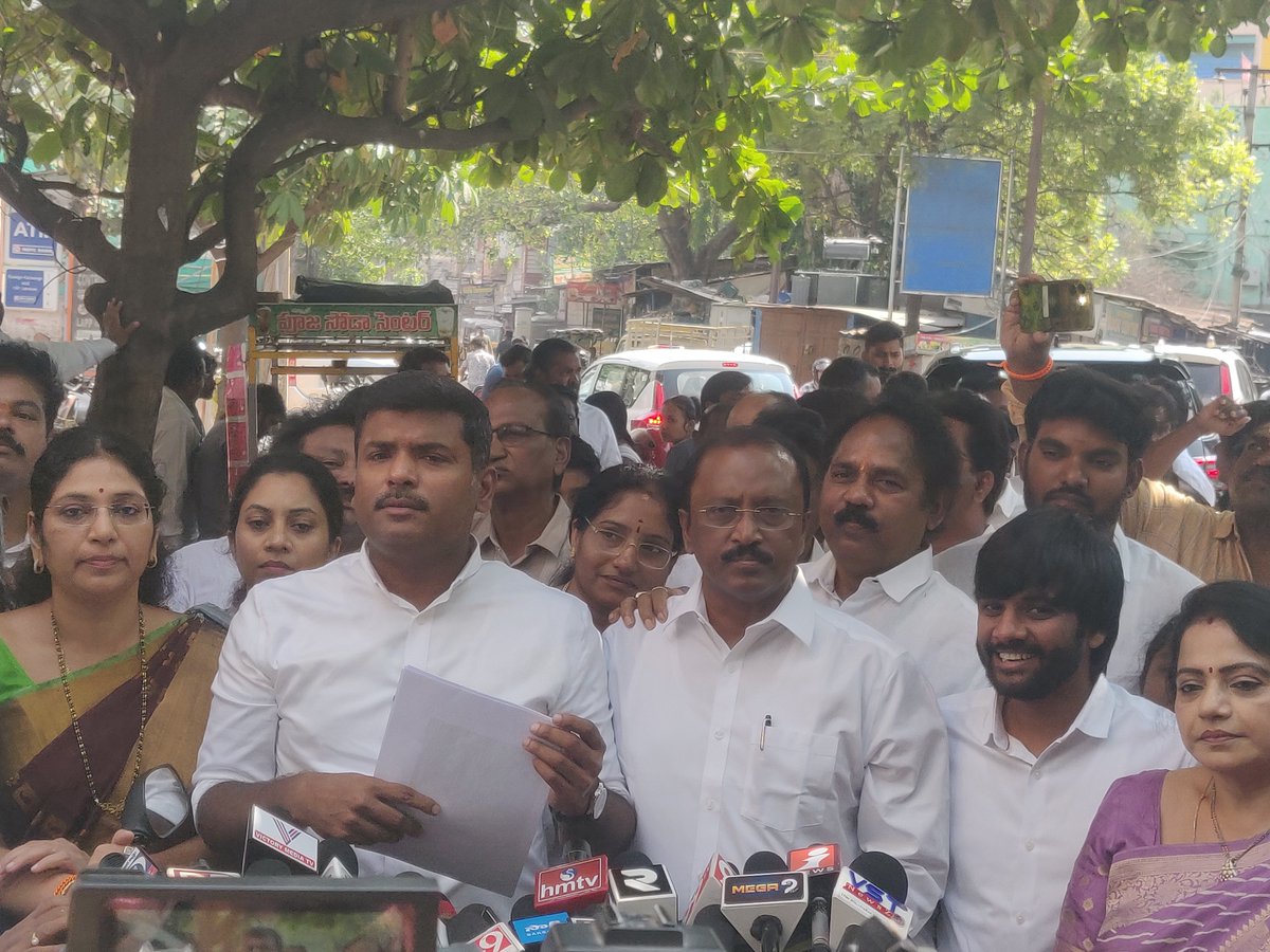 Ravibabu_mlc's tweet photo. మాజీ ముఖ్యమంత్రివర్యులు, వైయస్ఆర్ సీపీ అధ్యక్షులు శ్రీ @ysjagan గారిపై అసభ్యకర పోస్టులు పెడుతున్న @VoteTDP శాడిస్టులపై చర్యలు తీసుకోవాలని విశాఖపట్నం జిల్లా డిప్యూటీ పోలీస్ కమిషనర్ అజిత గారికి, @gudivadaamar, @MLC_Ravibabu ఫిర్యాదు.
#SadistChandraBabu
#TDPGoon https://t.co/JeInuAPcpd