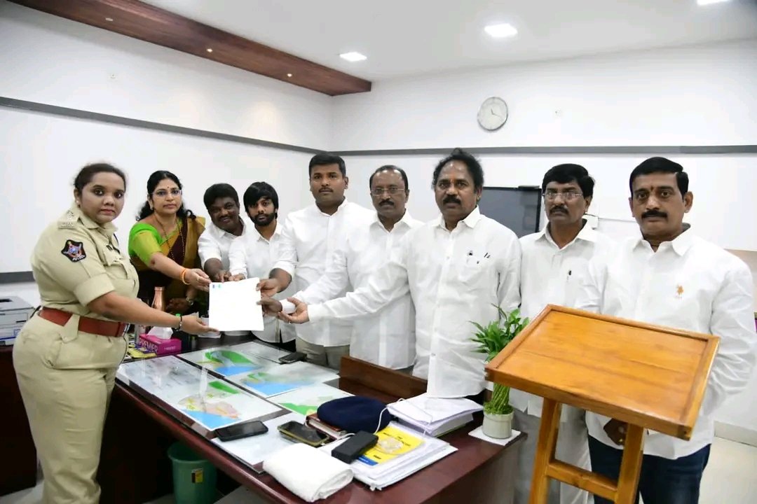 Ravibabu_mlc's tweet photo. మాజీ ముఖ్యమంత్రివర్యులు, వైయస్ఆర్ సీపీ అధ్యక్షులు శ్రీ @ysjagan గారిపై అసభ్యకర పోస్టులు పెడుతున్న @VoteTDP శాడిస్టులపై చర్యలు తీసుకోవాలని విశాఖపట్నం జిల్లా డిప్యూటీ పోలీస్ కమిషనర్ అజిత గారికి, @gudivadaamar, @MLC_Ravibabu ఫిర్యాదు.
#SadistChandraBabu
#TDPGoon https://t.co/JeInuAPcpd
