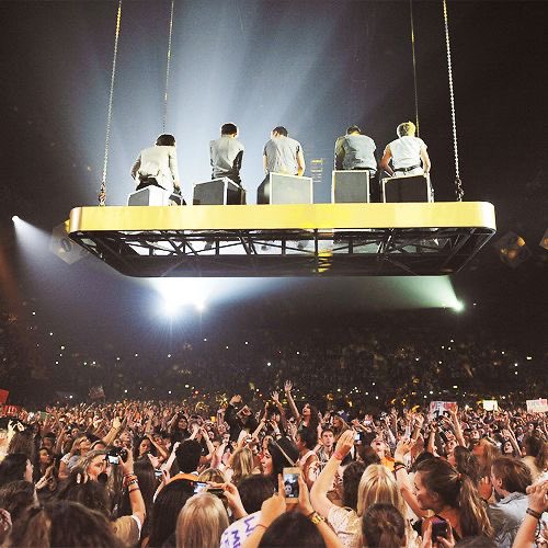 ᅟᅟᅟᅟᅟᅟᅟᅟᅟᅟ
☪︎ ִ ֶ֢࣪⋆ 彡 𝓐𝓾𝓰𝓾𝓼𝓽 𝓜𝓸𝓸𝓷 
                               ─────  ᴜᴘᴅᴀᴛᴇs :

🔊 #ONTOUR
Ápice da noite de ontem no Qatar ficou por conta da canção “Got you”, cantada numa plataforma erguida sobre os fãs.
ᅟᅟᅟᅟᅟᅟᅟᅟᅟᅟ