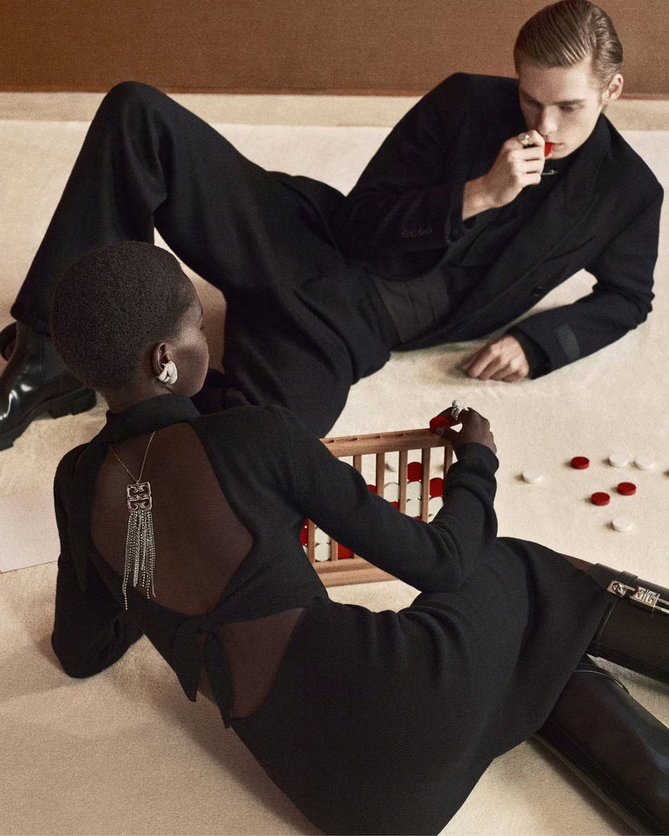 kendam_com's tweet image. Givenchy Holiday 2024 Campaign shot by Mark Kean kendam.com/news/campaigns…

#Givenchy #Holiday2024 #Campaigns #Fashion #Kendam