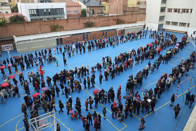assemblea's tweet photo. ⬛️⬜️ Avui fa 10 anys de la consulta del #9N.

Es va impulsar gràcies a l'organització i la pressió popular, sense demanar permís.

És l'única via possible, és la que ens va portar a l'1-O i la que ens ha de portar a la independència. https://t.co/ahYeFeVWHY