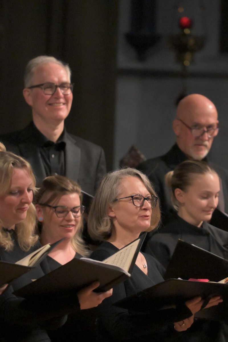 Two weekends ago, we had a great time celebrating our 30th Anniversary with our new conductor Benjamin Kirk! With a programme honouring the choir's history and Bruckner's 200th birthday, St Gabriel's Pimlico made the perfect backdrop for our evening of music and wine 🎶