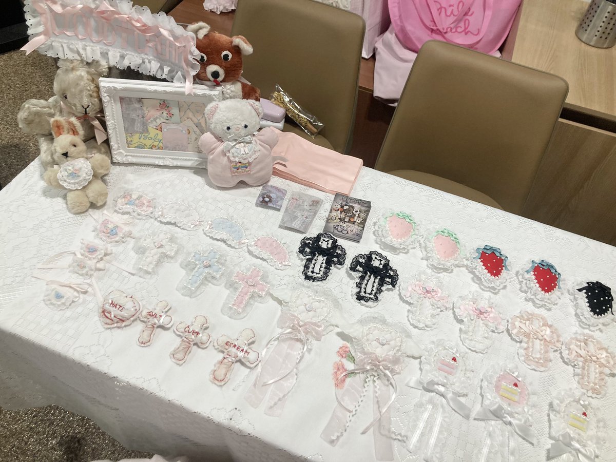 오늘 로리타데이 클라우드크림 부스 방분해주신 모든 분들 감사드립니다!!!!!(˘•̥⧿•̥˘ )
오픈전부터 대형 이슈가 발생했지만 다들 이해해주신 덕에 늦게나마 부스 무사히 오픈할 수 있었습니다!!
오늘도 정말 많은 사랑 관심 주셔서 감사드리며 앞으로도 정진하겠습니다🫖🦢🤍