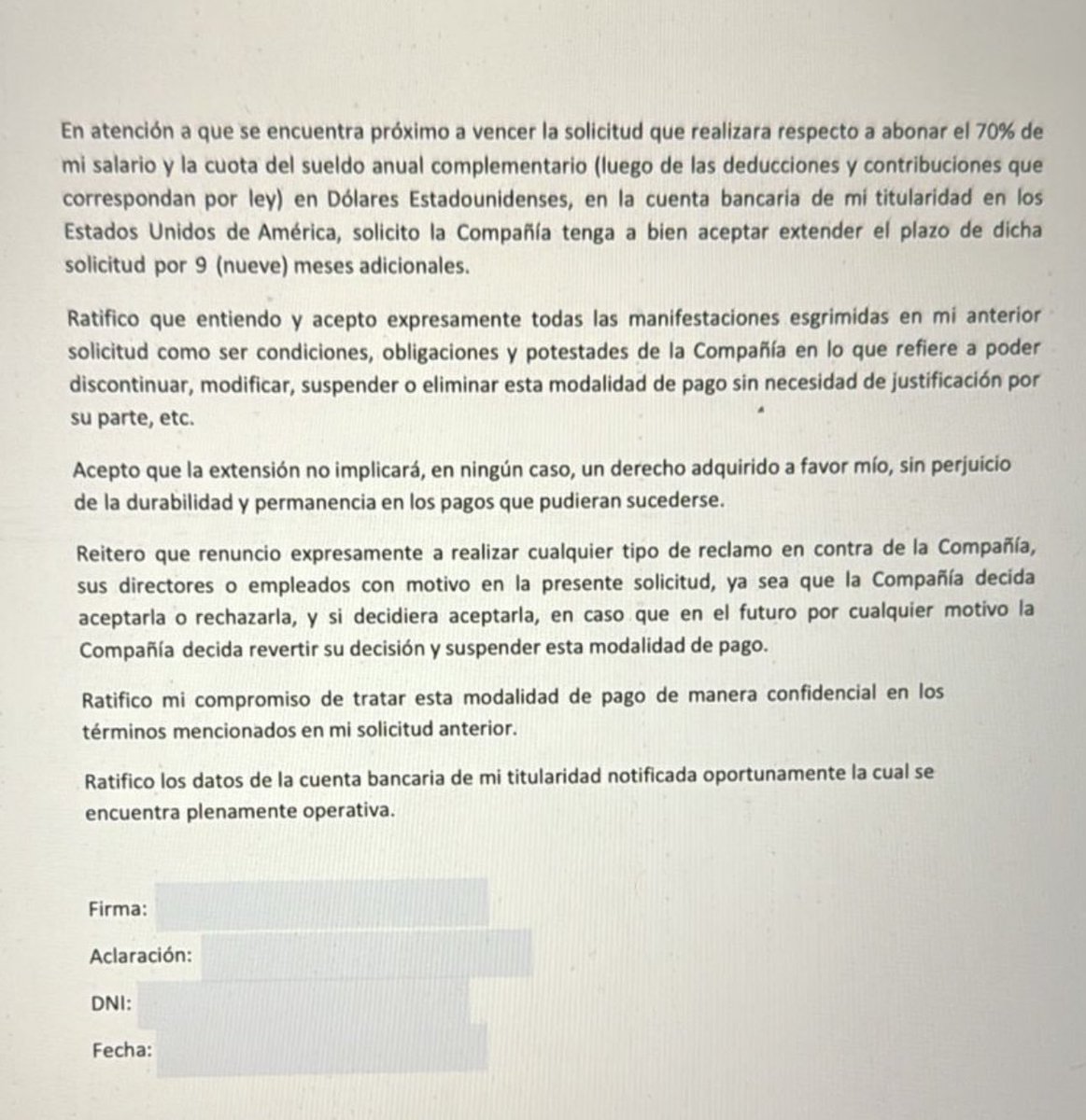 maxifirtman's tweet photo. Muchos creen que un empleo en blanco tiene los mismos riesgos financieros o de negocio de un freelance o de la empresa que los contrata y lo cierto es que no los tiene. Es una de las ventajas de esa modalidad de trabajo contra otras.

"Si negociaste tu sueldo en dólares, jodete si el dólar no sube con la inflación" dicen muchos en este hilo pero es un razonamiento corto y erróneo.

Primero: ni siquiera fue una negociación de sueldo en dólares. El sueldo sigue en pesos, de hecho se pagan cargas sociales en pesos. Como parte de un beneficio al empleado y también simplificación de ajuste por inflación se ofreció un pago parcial en dólares que le permitía al empleado hacerse una diferencia (en negro porque las cargas se calculan al oficial) que daba en total el sueldo en mano y además estar cubierto frente a la inflación en la economía argentina 2022/2023. 

No se puede comparar este caso con el de un "contractor" o un freelance que trabaja para una empresa del exterior. O con alguien que está especulando financieramente comprando monedas y en esta "le salió mal". Es obvio que no importa en qué moneda le pagan al empleado sino cuánto es el valor final; lo que el empleado busca de mínima es no perder poder adquisitivo, ninguno buscó timbearse el sueldo y ahora le salió mal. 

Segundo: si leemos el contrato adjunto de ejemplo vemos como no hay siquiera un compromiso de pagar el sueldo en en dólares, ni un derecho adquirido. La empresa puede dejar de hacerlo en cualquier momento, tenés que mantener confidencialidad y casi que ir a besarle los pies al CEO todas las mañanas para que te de este "beneficio" que hoy dejó de serlo. Las empresas con estos contratos hoy no dejan de pagar en dólares porque les conviene "abusar" de esta negociación que se hizo con otros términos macroeconómicos para bajar los sueldos en términos reales todos los meses y, tal vez, reducir la planta sin los costos indemnizatorios.

Tercero: sólo en el primer semestre de este año los sueldos en Argentina en promedio aumentaron 69%. En el caso de estas empresas que mencionamos con estos casos NO aumentaron nada el sueldo de bolsillo o, incluso, hasta podría haberlo bajado. 

No puede no hacerte ruido que un unicornio argentino con empleados argentinos cobrando parte de su sueldo con un mecanismo un poco extraño en dólares no haya tenido variación en los sueldos cuando el promedio del país sí lo tuvo y fue del 69% (solo en el primer semestre). 

No importa cuán libertario creés ser: te tiene que despertar una neurona con que algo raro hay acá, de mínima.