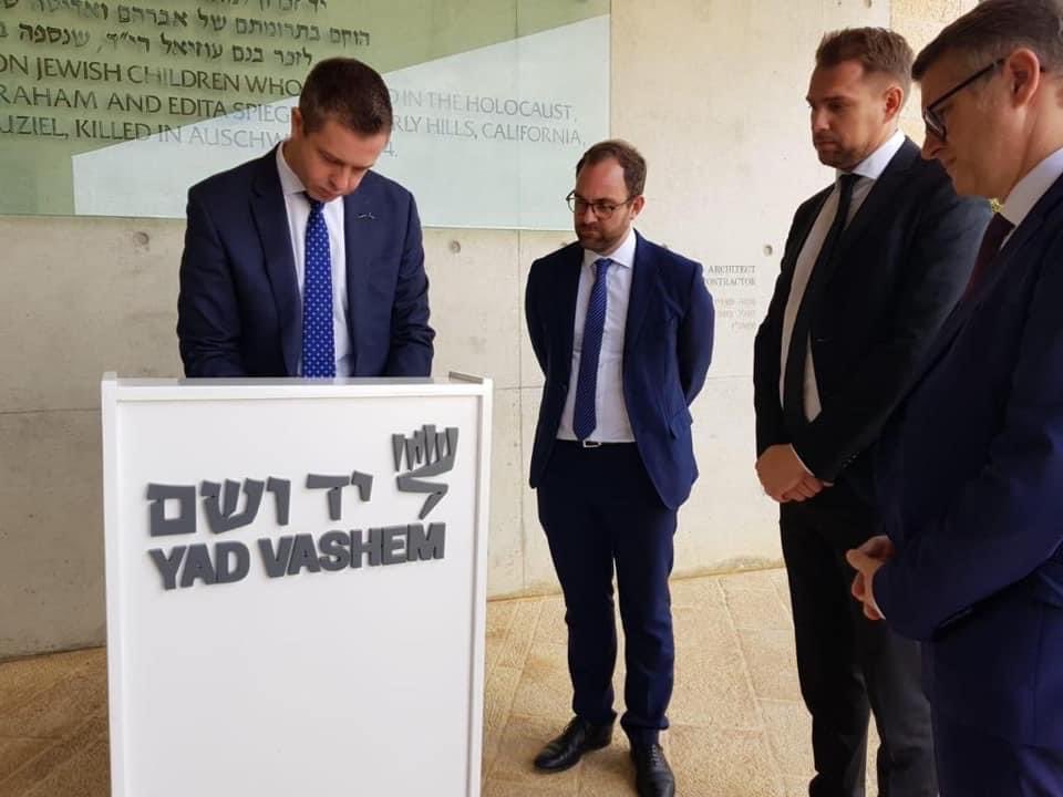 TimZeelen's tweet photo. #niewieder ist genau jetzt. Kein Platz für Antisemitismus, nirgendwo auf der Welt.   ⁦@dannyfreymark⁩ ⁦@StefanEvers_Bln⁩ https://t.co/0IdtDGMMum