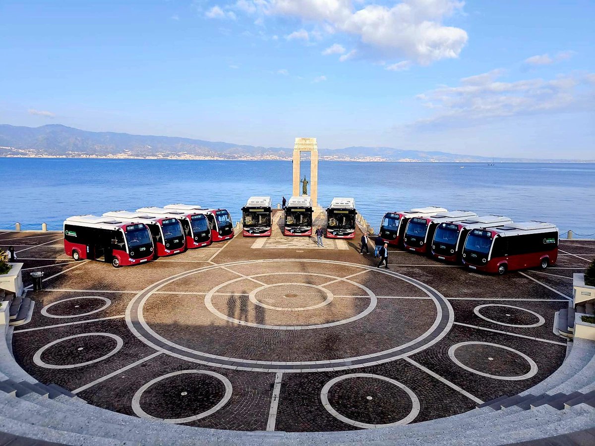 Altri 11 autobus elettrici da oggi percorreranno le strade di #ReggioCalabria. Quindi meno inquinamento, meno rumore, meno costi, più efficienza, più puntualità. Entro il 2025 l'intero parco mezzi di Atam sarà completamente rinnovato, con più del 75% di mezzi a motore elettrico!