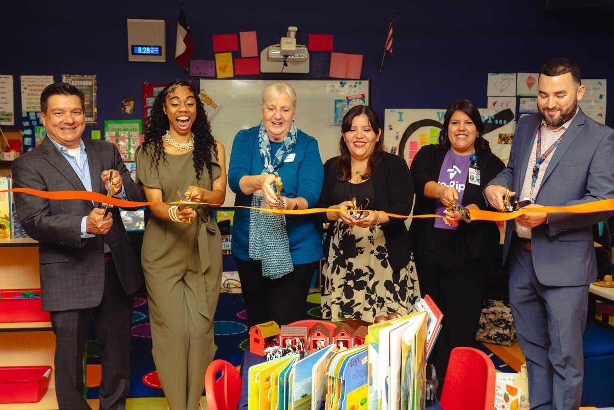 _mr_becerra's tweet photo. From Region 4 PD to Gulfton-Sharpstown and celebrating our Owl Labs ribbon cutting with @ContinueRice University, it was a busy week and I loved every moment of it! We’re excited to bring resources and inspiring learning experiences to our students, families, and communities! https://t.co/T2XRjeEoZv