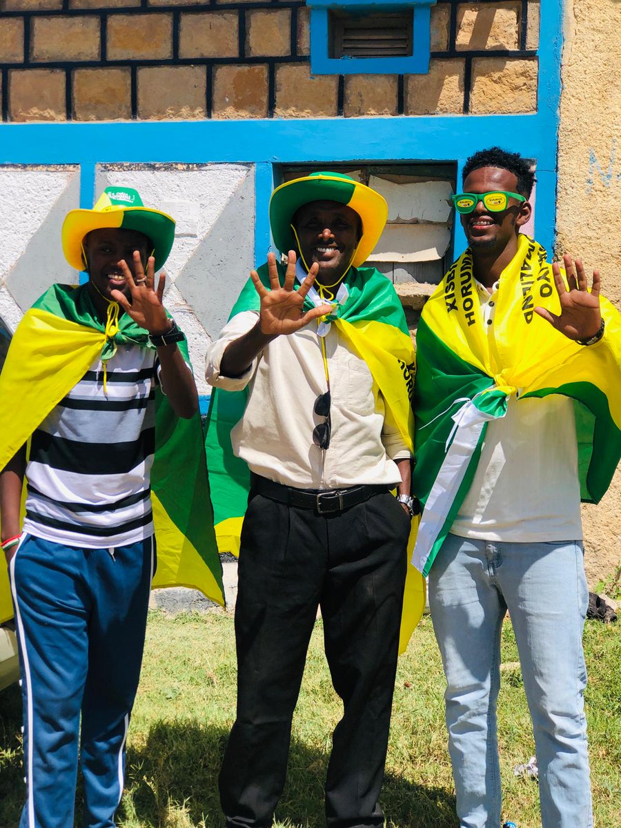 Somaalilanders's tweet photo. Layskuma jiree #Kulmiyaanu nahay, Gabiley iyo maanta.
Waryaada, 5 sanoo danbe xataa naguma filla!
Maanta waxaanu ka qayb qaadanay isku-soo-bixii ugu danbeeyey @XISBIGAKULMIYE ee Tuulada #Abaarso, magaalada #Arabsiyo iyo #Gabiley. #Somaliland https://t.co/sSIGPDuPKR