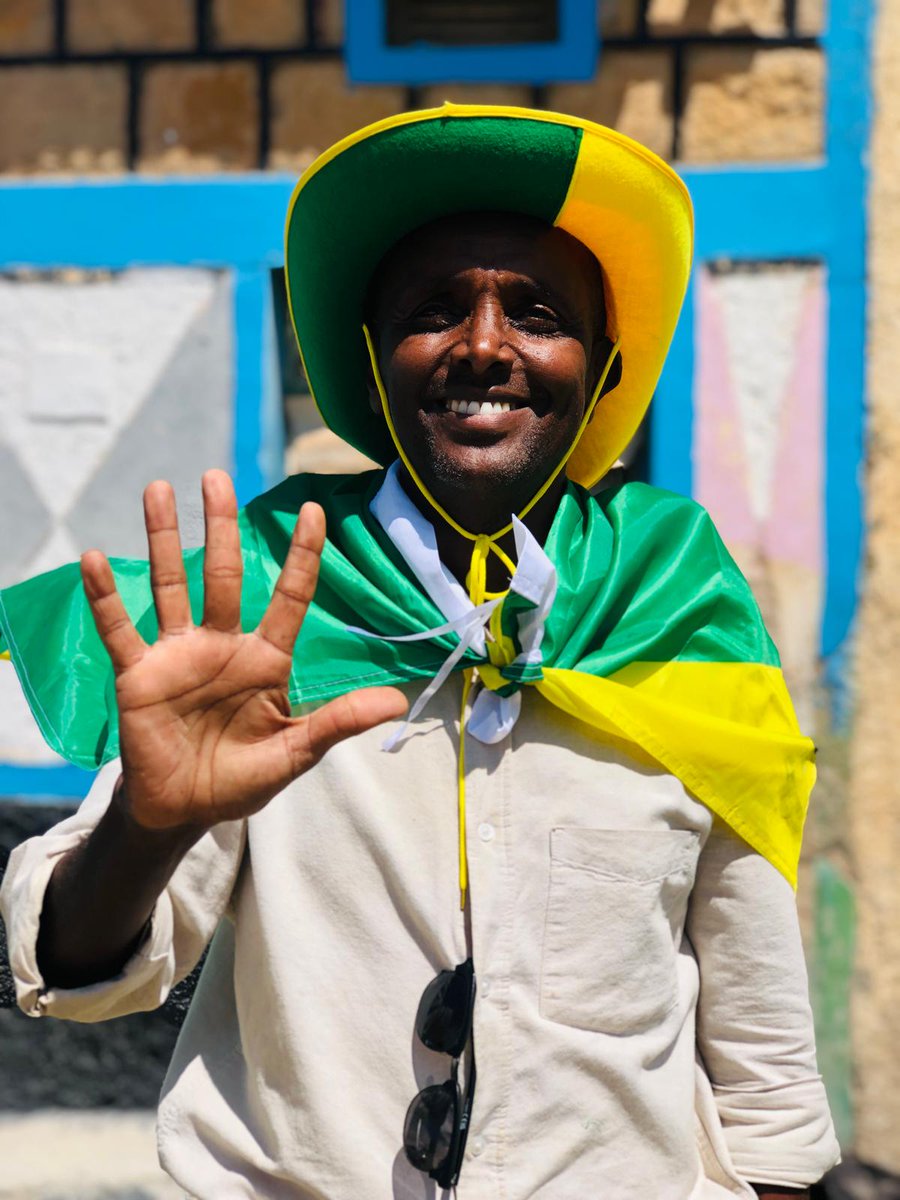 Somaalilanders's tweet photo. Layskuma jiree #Kulmiyaanu nahay, Gabiley iyo maanta.
Waryaada, 5 sanoo danbe xataa naguma filla!
Maanta waxaanu ka qayb qaadanay isku-soo-bixii ugu danbeeyey @XISBIGAKULMIYE ee Tuulada #Abaarso, magaalada #Arabsiyo iyo #Gabiley. #Somaliland https://t.co/sSIGPDuPKR
