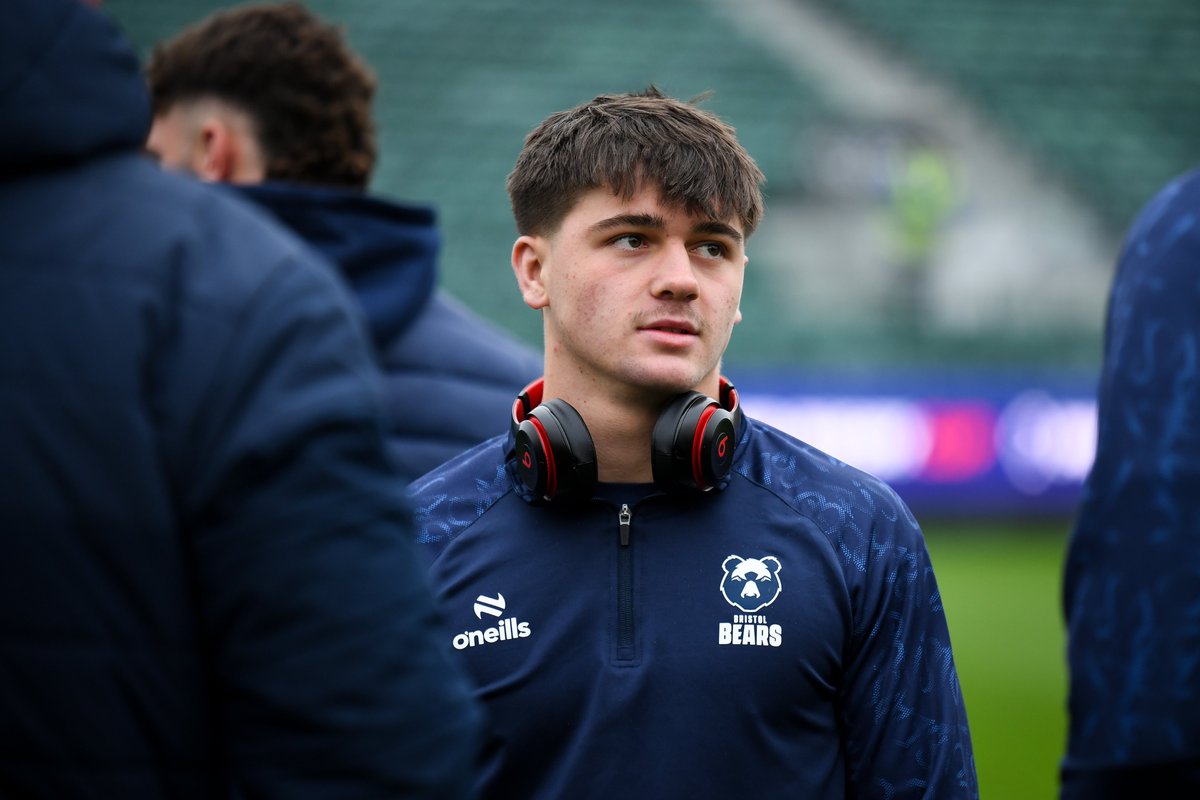 ⬅️ Will Capon, Peter Paramore &amp; Sam Edwards
➡️ Tomas Gwilliam, Ethan Surrey &amp; Cai Gealy

Academy scrum-half Cai Gealy (17 years and 99 days) becomes the youngest player in the club's history to play a competitive game 👏

🛀 64-12 🐻 (74 mins)

#BATvBRI | #BristolBears