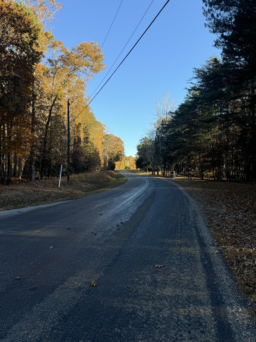 ramballhavoc's tweet photo. Happy #VeteransDayWeekend! 🙌🇺🇸 It’s finally got that chill 🥶 in the air - 4.3 mile run on a beautiful Fall 🍁🍂 weekend.  Back is behaving, mostly. Lots going on this weekend- get out and get those workouts in! ✅👊🏼😎 #ThankYouVets 🇺🇸 https://t.co/Ny2wgYBraA
