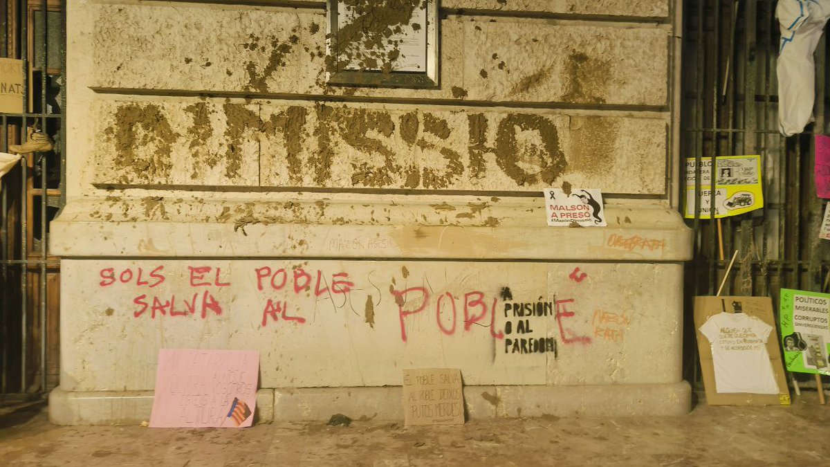 🔴 El pueblo valenciano llena las calles para exigir responsabilidades políticas por las muertes provocadas por la gestión de la Dana. Ante la solidaridad popular, la respuesta es la represión. No basta con que Mazón caiga; toda esta estructura podrida debe caer. #MazónDimissión